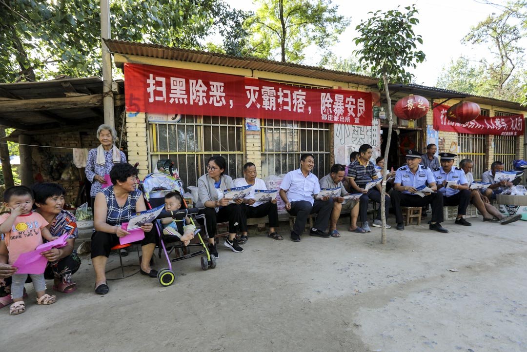 2018年9月4日,山東省一個派出所民警開展「掃黑除惡」宣傳活動,民警向群眾宣傳講解打擊黑惡勢力的相關法律常識。