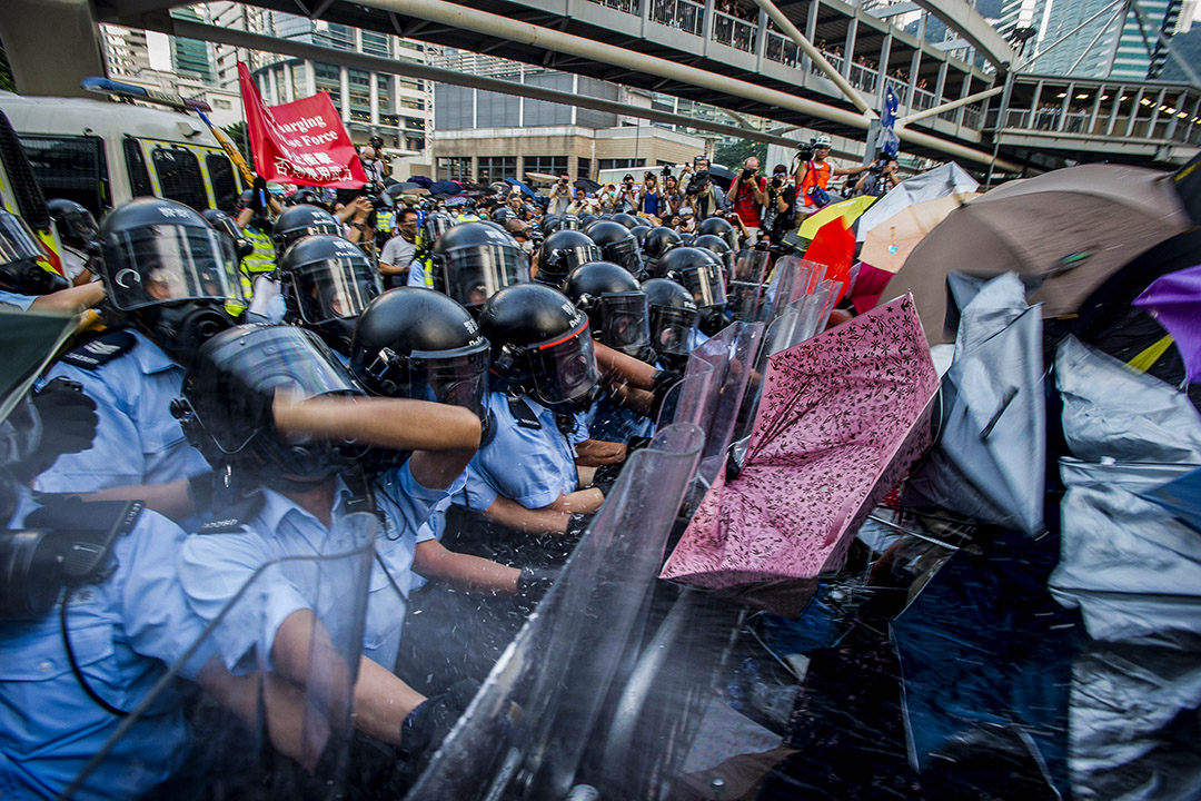 2014年9月28日,香港金鐘政府總部附近的集會上,示威者與警察發生衝突。