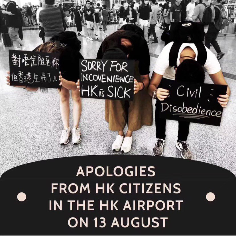 市民到機場為8月13日晚發生的暴力行為向旅客及其他受影響人士鞠躬致歉。