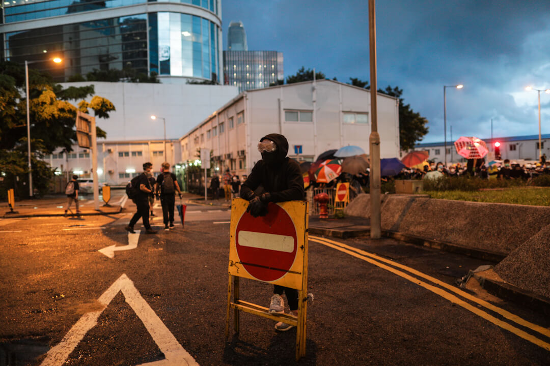 2019年7月1日,示威者在立法會對出馬路,預備衝擊在金紫荊廣場舉行的回歸週年升旗儀式。