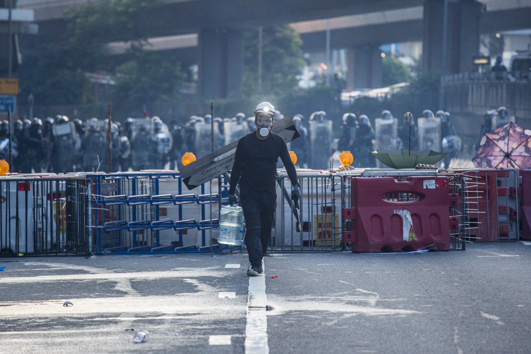 2019年7月28日,示威者在中聯辦警察防線外。