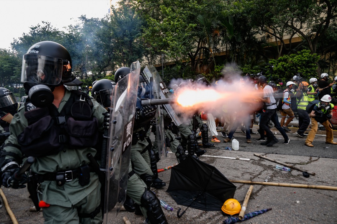 2019年8月24日，「燃點香港，全民覺醒」的觀塘遊行，遊行後警民爆發多輪衝突，警方密集開槍，發射多枚催淚彈、橡膠子彈、海綿彈和胡椒球。  