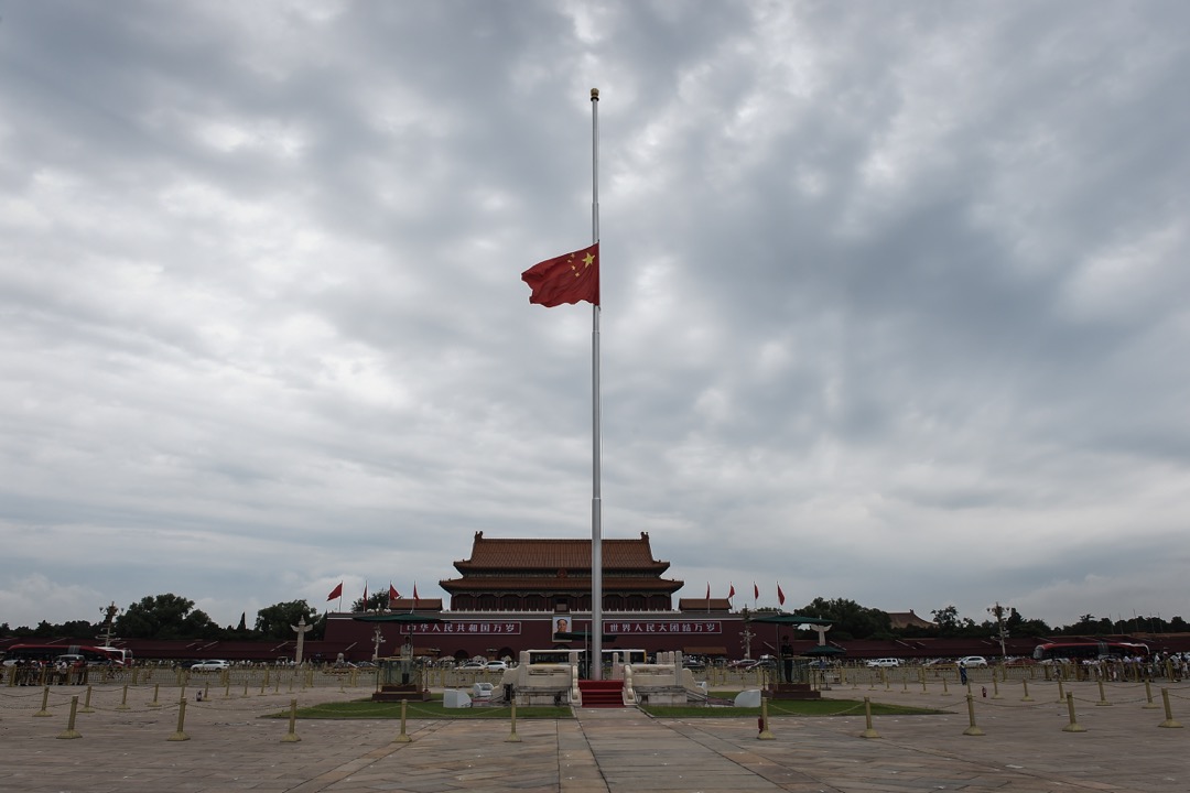 中国内地与香港在“两制”间的制度性差异不仅没有缩小,反而越来越大。这似乎颇能代表北京和整个北半球此时此刻,在一个最炎热夏天里同时经历的,表面混乱却内部稳定的基调。