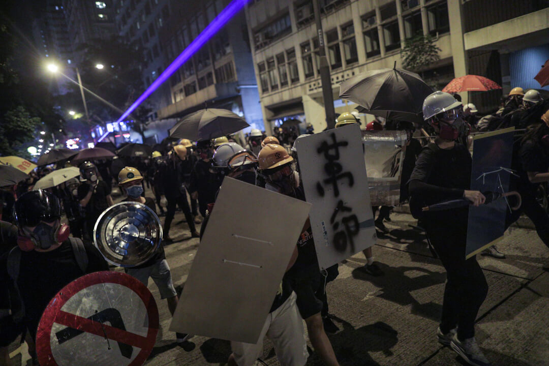 2019年8月5日,示威者在灣仔警察總部外進行快閃行動。