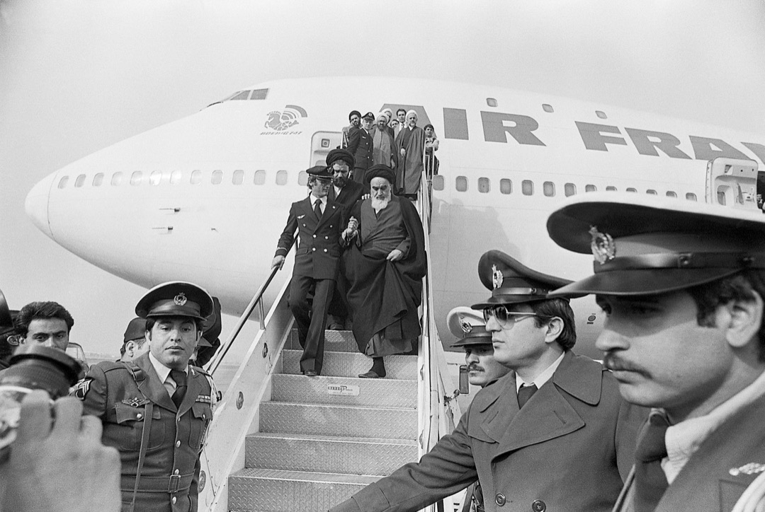 当地时间1979年2月1日上午9点27分，波音747安然降落在德黑兰梅赫拉巴德机场。在搀扶下，76岁的霍梅尼缓缓步下舷梯，走进欢迎的人群中。