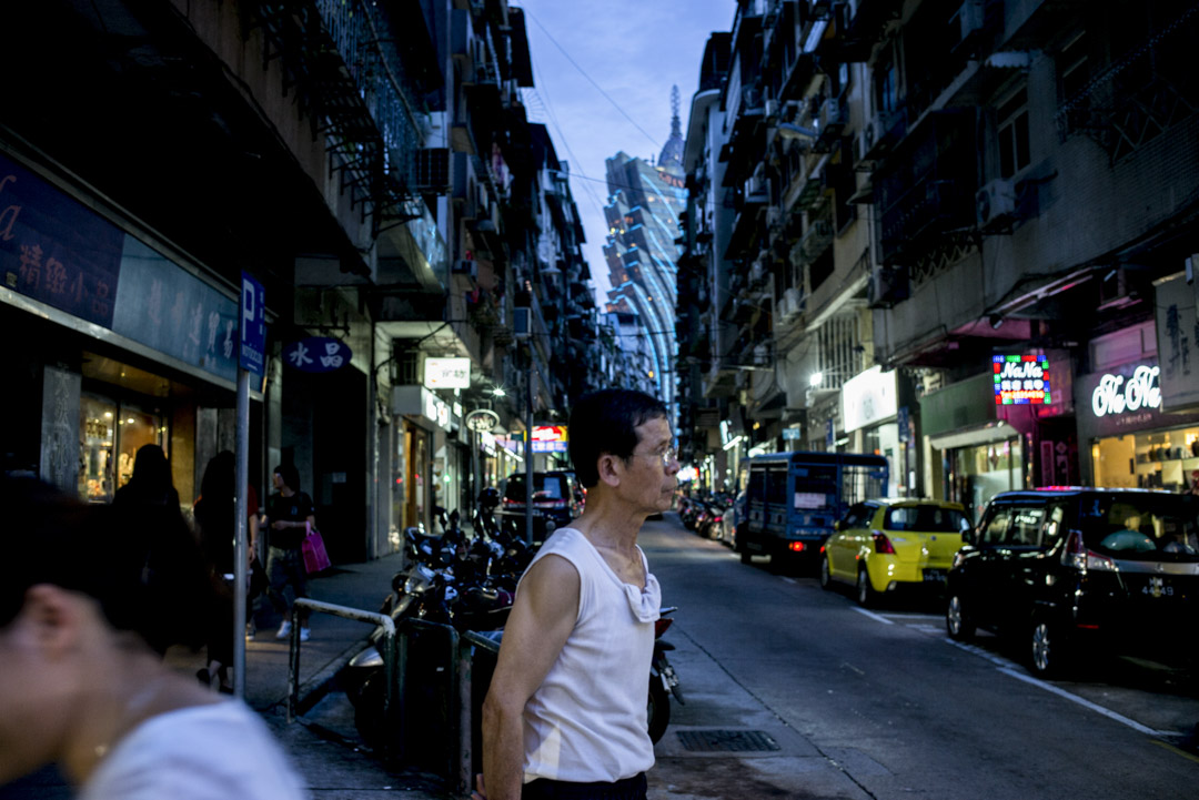 过去十多年,澳门自赌权开放后,赌场遍地开花,经济发展惊人。2018年,澳门赌场收入已突破3000亿澳门元。