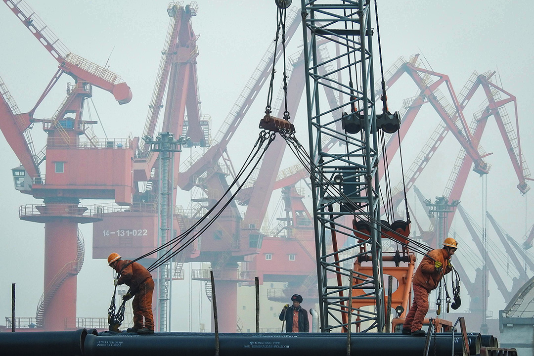 2019年1月14日,工人准备将管道装到中国江苏省连云港港口的一艘船上。
