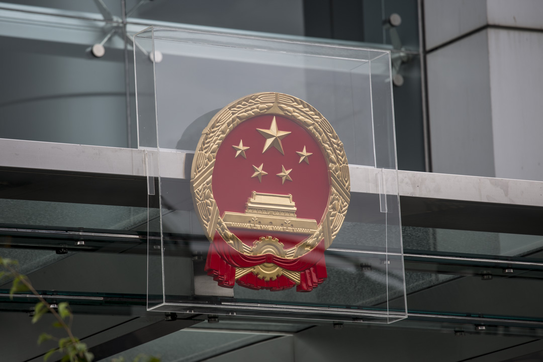 2019年7月28日，中聯辦用透明膠箱保護國徽。