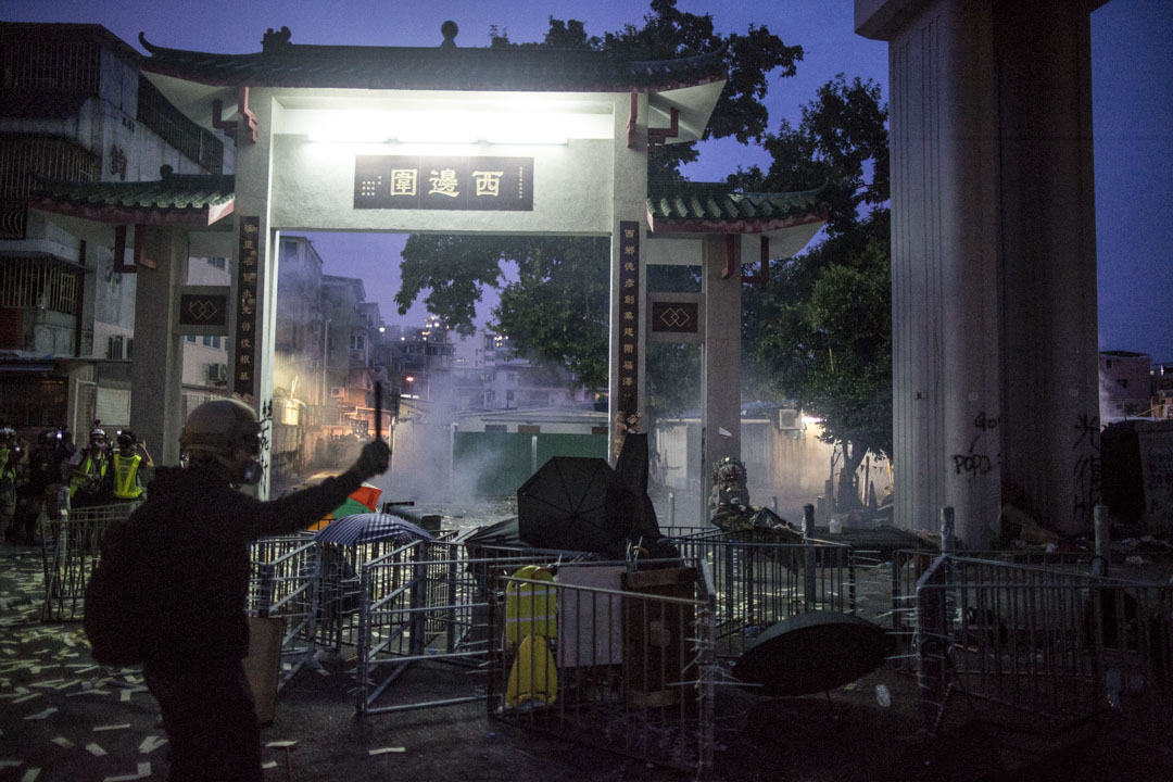 2019年7月27日,元朗西边围村外,示威者与警方发生激烈冲突。