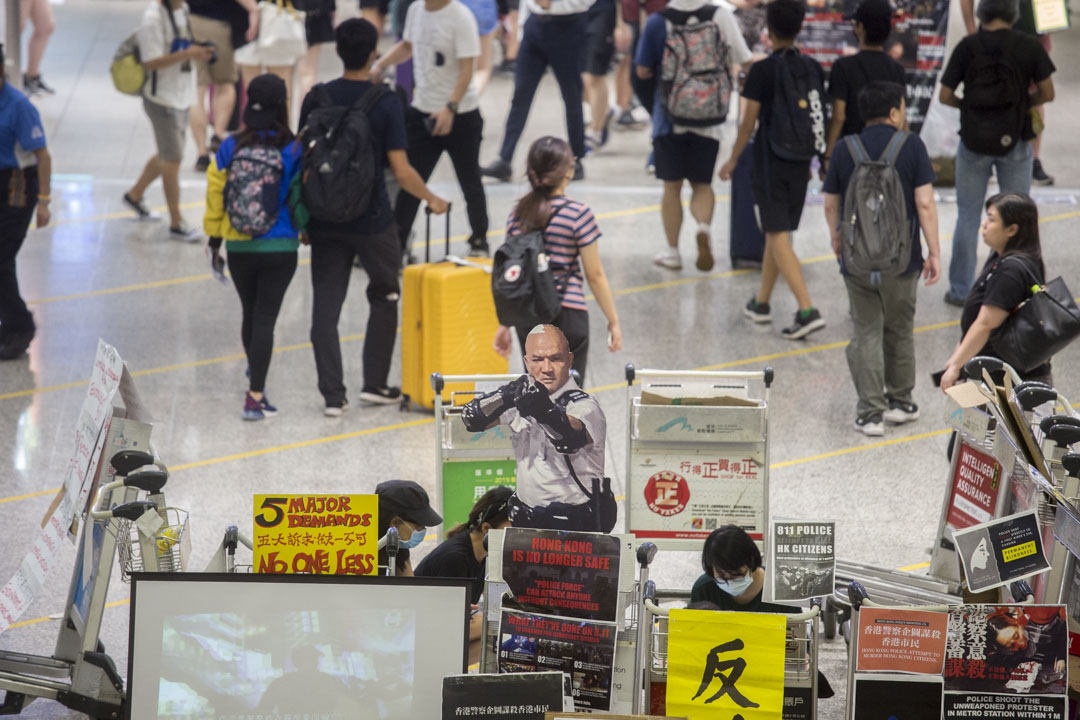 2019年8月13日,示威者到机场集会,声讨警方滥暴,有参与集会人士展示在葵涌警署外向示威者举枪的警员的纸板肖像。