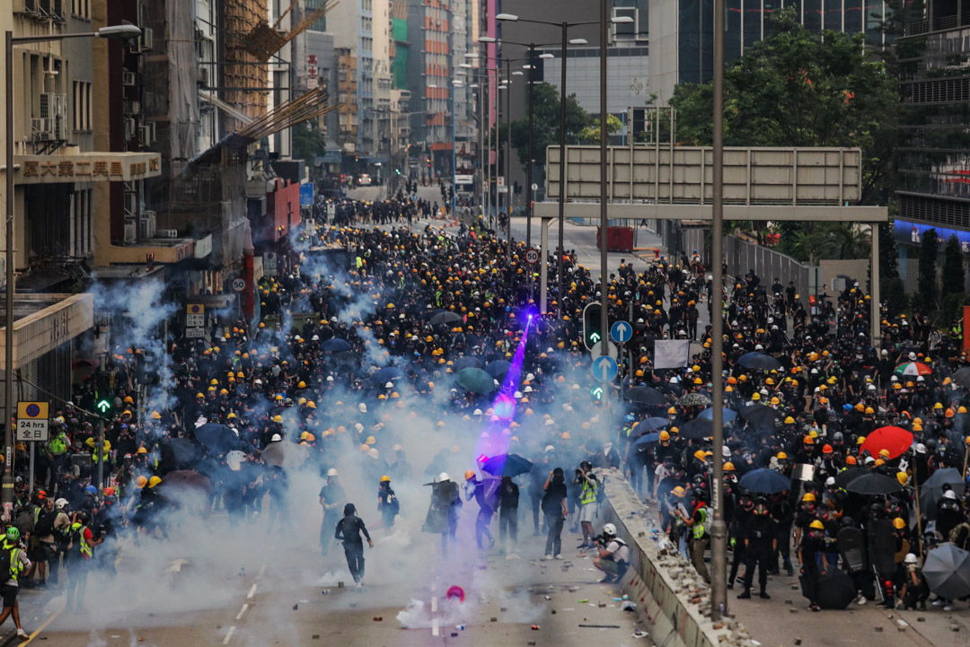 2019年8月24日,有網民發起名為「燃點香港,全民覺醒」的觀塘遊行,遊行後警民爆發多輪衝突,警方密集開槍,發射多枚催淚彈、橡膠子彈、海綿彈和胡椒球。