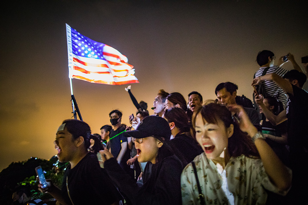 2019年9月13日,大批香港市民登上狮子山共渡中秋,期间有人挥舞美国国旗。