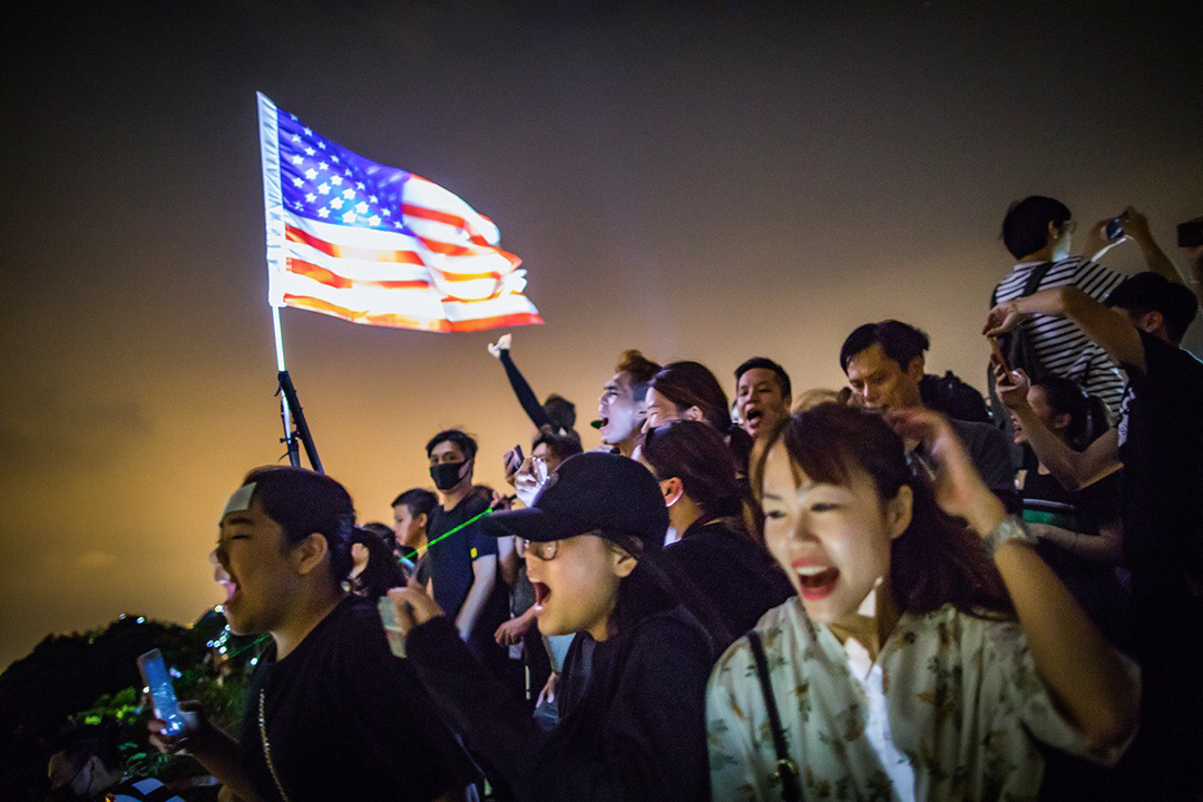 2019年中秋，一群市民在獅子山頂上高唱＂願榮光歸香港＂。