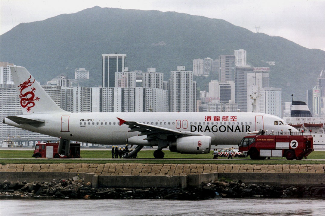 1994,在启德机场降落的港龙航空客机。