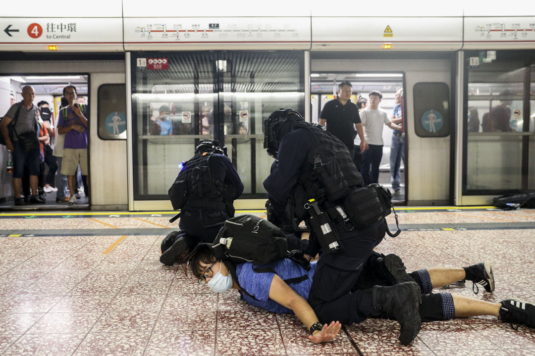 2019年8月31日晚上11时左右,防暴警察在港铁太子站月台及车厢的乘客以无差别的方式施放胡椒喷剂及以警棍殴打。