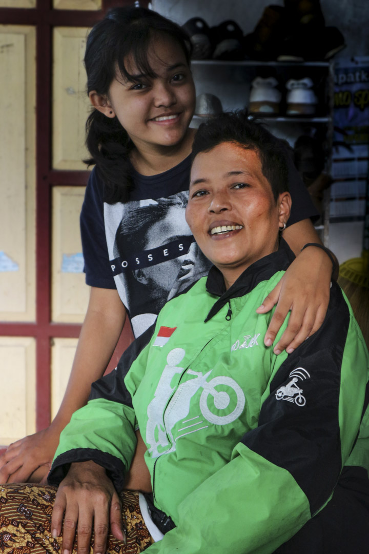 作為兩個孩子母親的 Mbak Septi,目前跟丈夫同樣是一名 Gojek 司機,希望能以此支撐家庭。