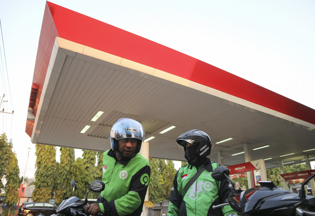 Mas Widi 認為每個 Gojek 車手都是個體經營者。他們有自己的生產工具:頭盔、智能手機、夾克和摩托車,他們所要做的就是等待客戶的訂單。