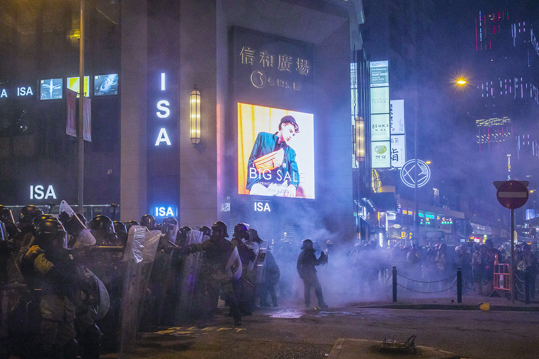 2019年8月4日,防暴警察在銅鑼灣施放催淚彈,驅散佔領馬路的示威者。
