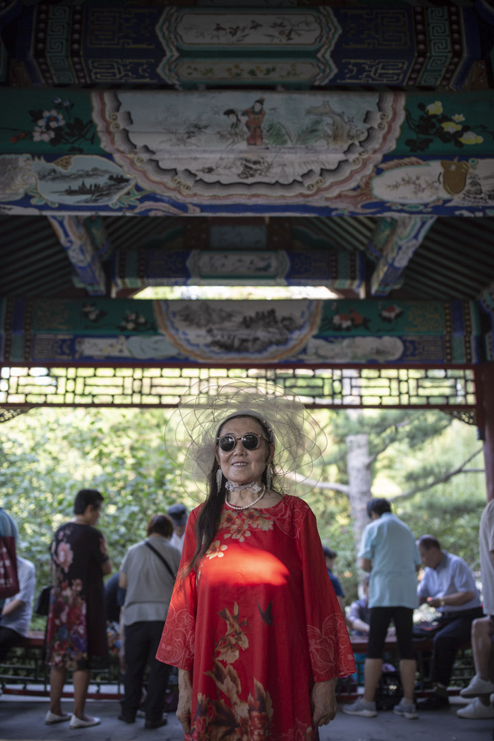 “人生快着呢。说话间还是一个少妇,转眼就成了老妇。”格格在相亲角泡了30年,依旧没有再婚。“年轻人结婚难,老年人找伴更难,我已不抱任何希望了。”