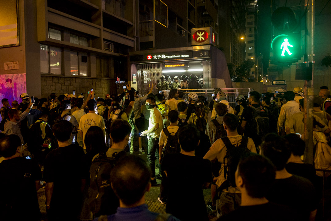 2019年8月31日,港铁太子站发生防暴警察无差别的殴打乘客后,大量市民不满并包围太子站。