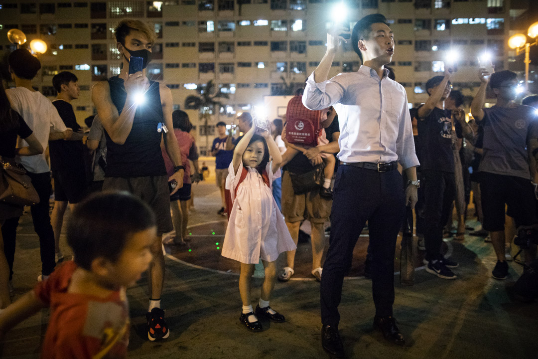2019年9月16日,一名女孩參加彩虹邨的合唱活動,參與者在藍球場上高唱《願榮光歸香港》。