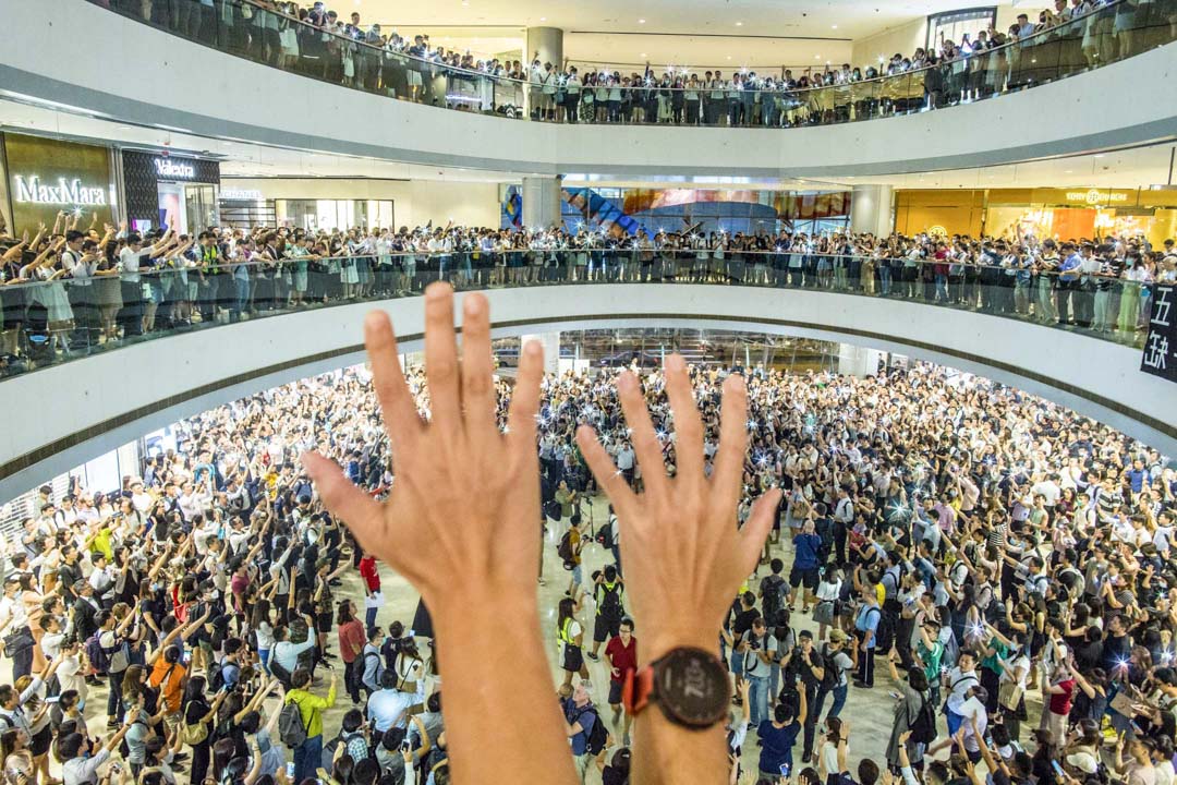 2019年9月12日,大批市民在全港不同商场,自发组织合唱被称为“香港之歌”的反修例运动歌曲《愿荣光归香港》。