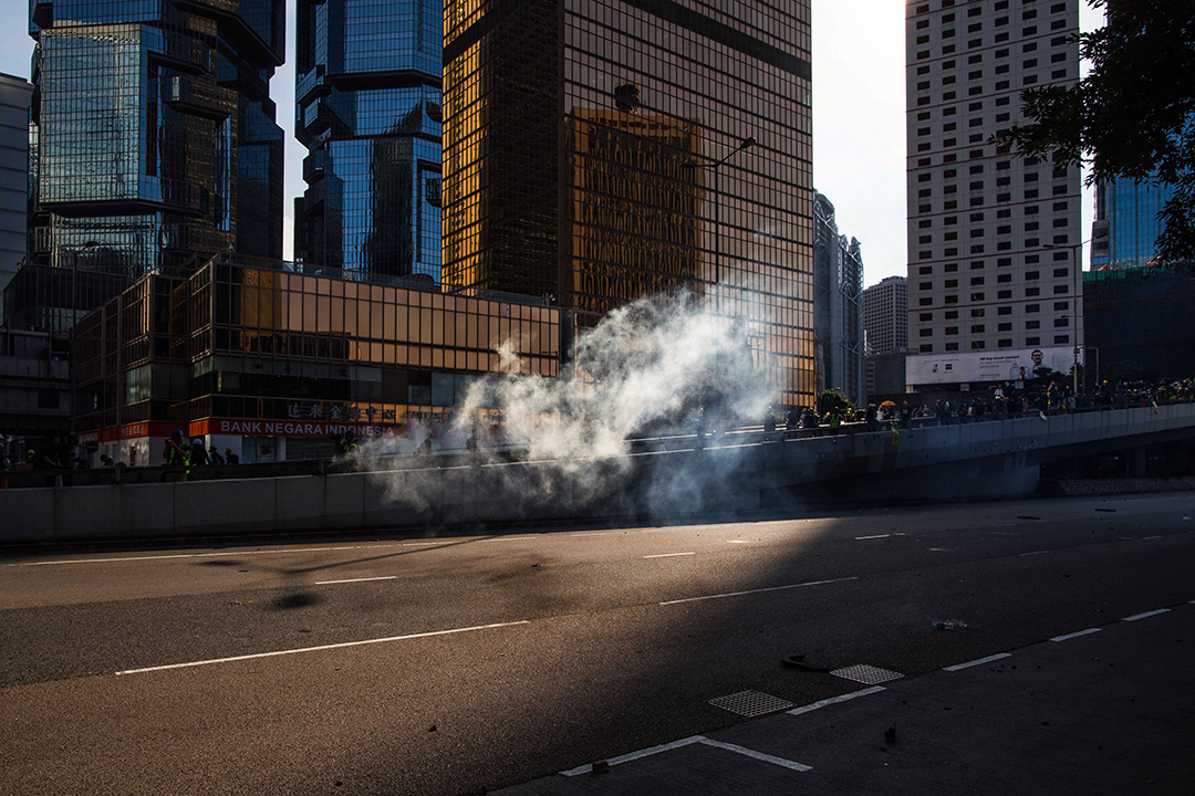 2019年8月5日，全港大罷工，警察在施放催淚彈驅趕示威者後，剩下一縷催淚煙。