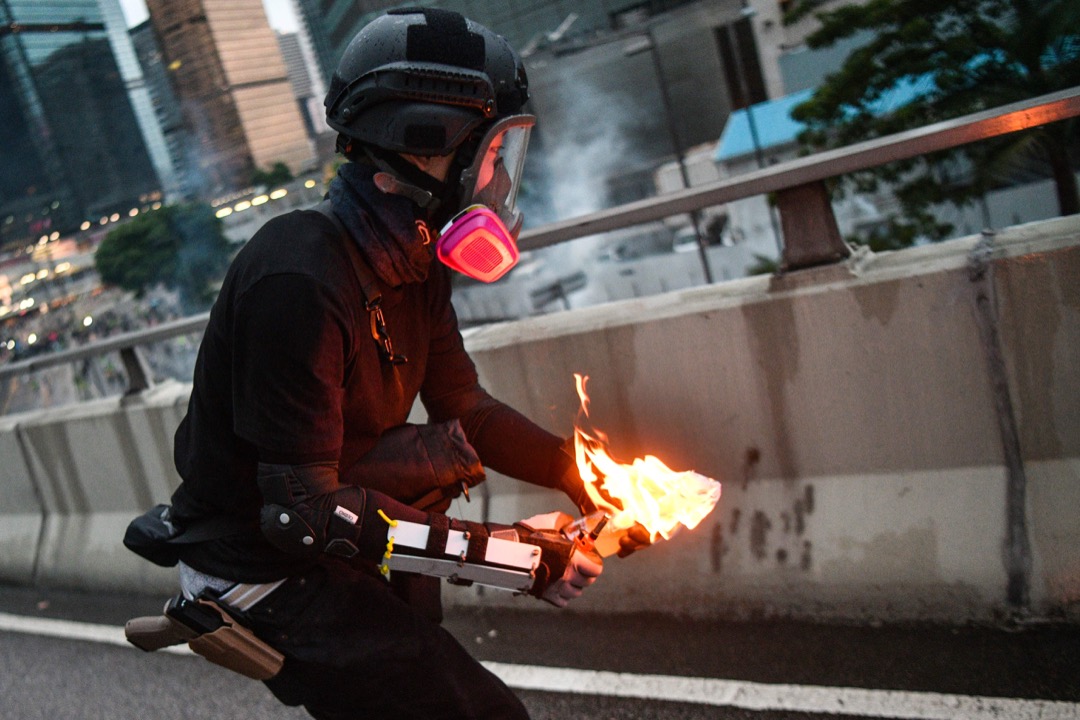 2019年8月31日,圖中示威者腰間配戴疑似佩槍,一度惹起是否有警察喬裝成示威者投擲燃燒彈的疑雲。