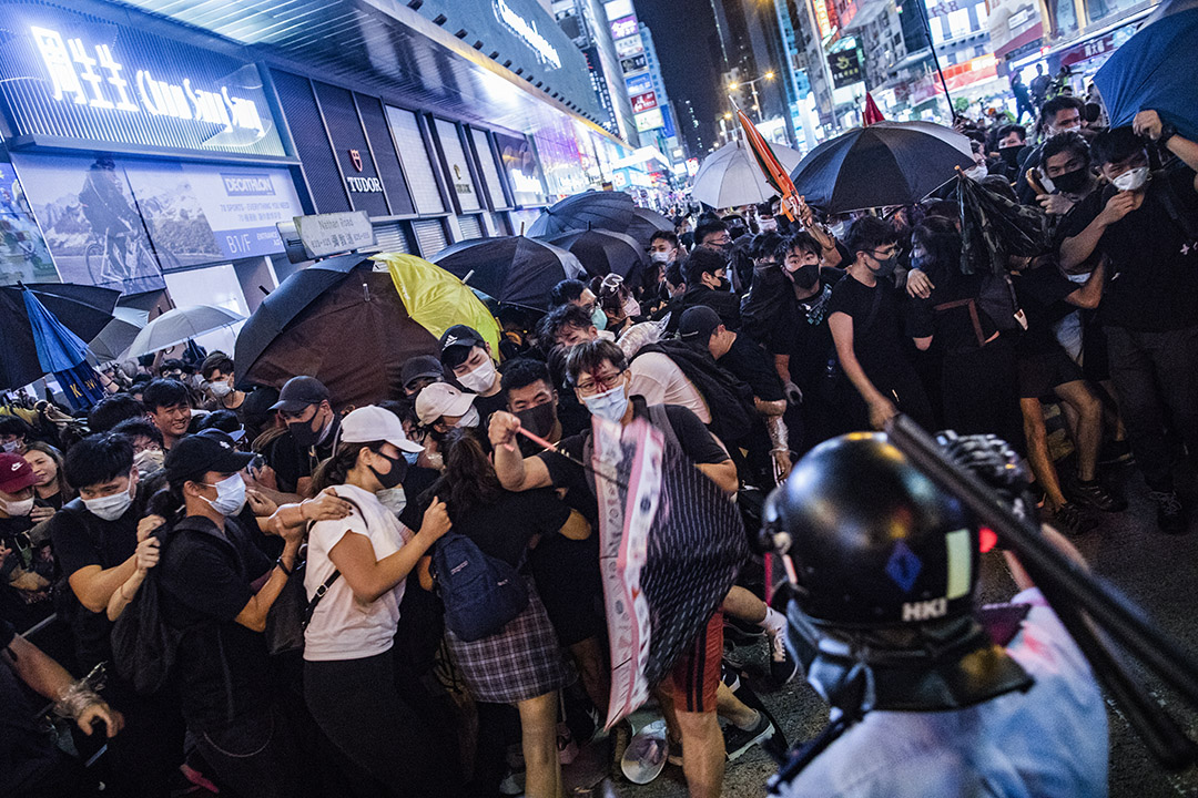 2019年7月7日，防暴警察於旺角使用警棍驅散彌敦道上的示威者。