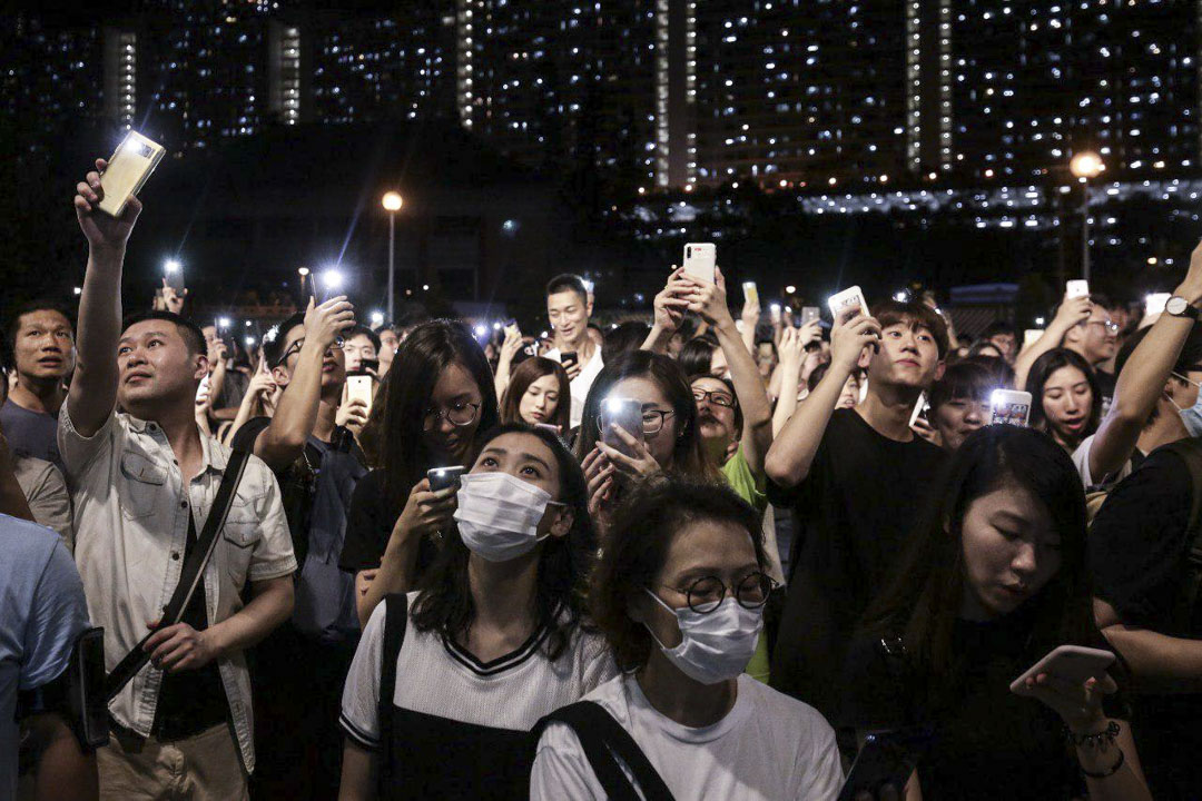 2019年9月10日,黃大仙廣場,市民一齊唱《願榮光歸香港》。