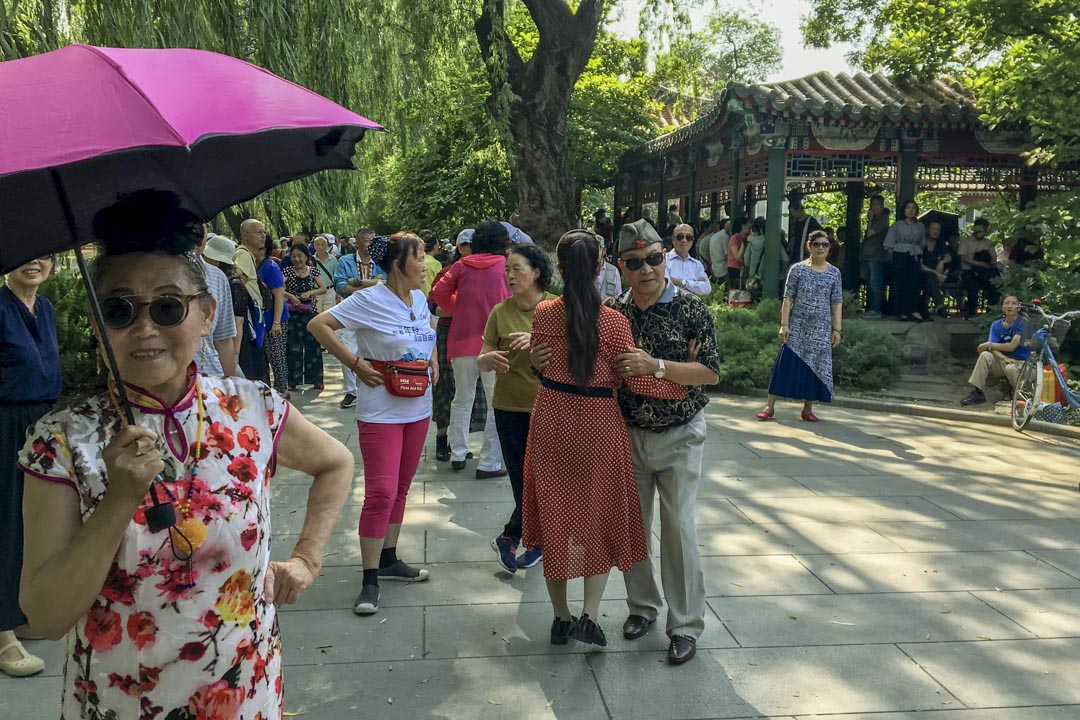 “步入老年后,人就喜欢红的粉的,大花大朵,喜欢生活富有朝气,这就是夕阳红。”格格望着公园里那些衣着艳丽的女士们说。