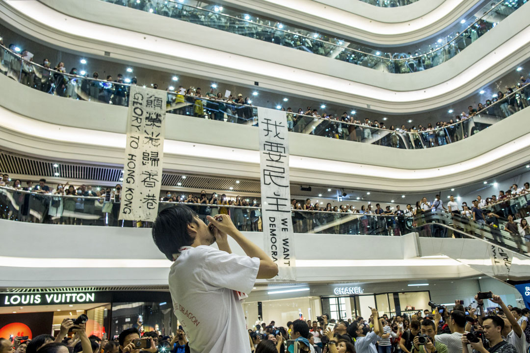 2019年9月12日，銅鑼灣時代廣場，數百市民高唱《願榮光歸香港》。攝：林振東/端傳媒  