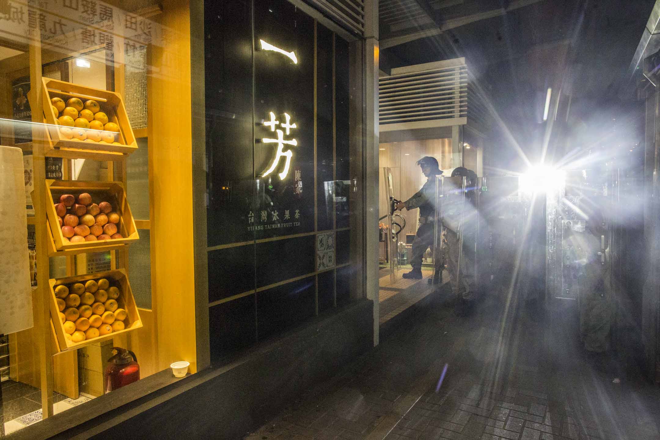 2019年8月24日,防暴警察在黄大仙一间一芳台湾水果茶门市前戒备。