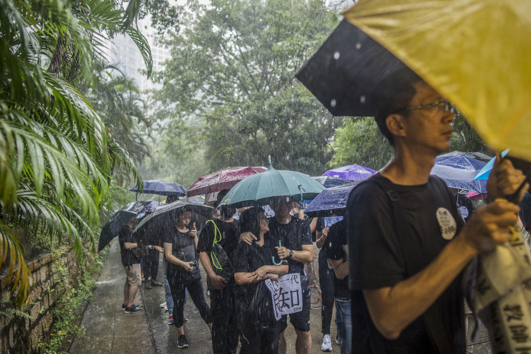 2019年8月17日,有教師發起「守護下一代,為良知發聲」的遊行,期間大雨滂沱,參加者身上貼上「我是香港教師」的貼紙,又手持「守護下一代 良知」、「憑老師守護」的標語。