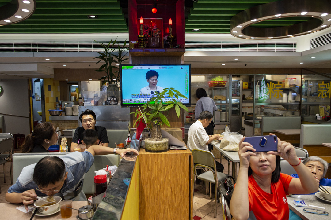 2019年6月18日，林鄭在政府總部召開記者會，一間茶餐廳的客人在收看。