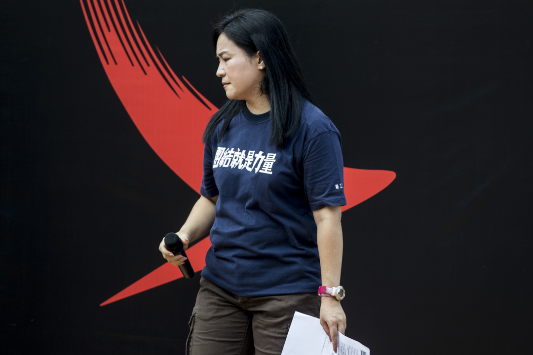 職工盟主席吳敏兒在中環愛丁堡廣場進行的國泰員工集會上發言。