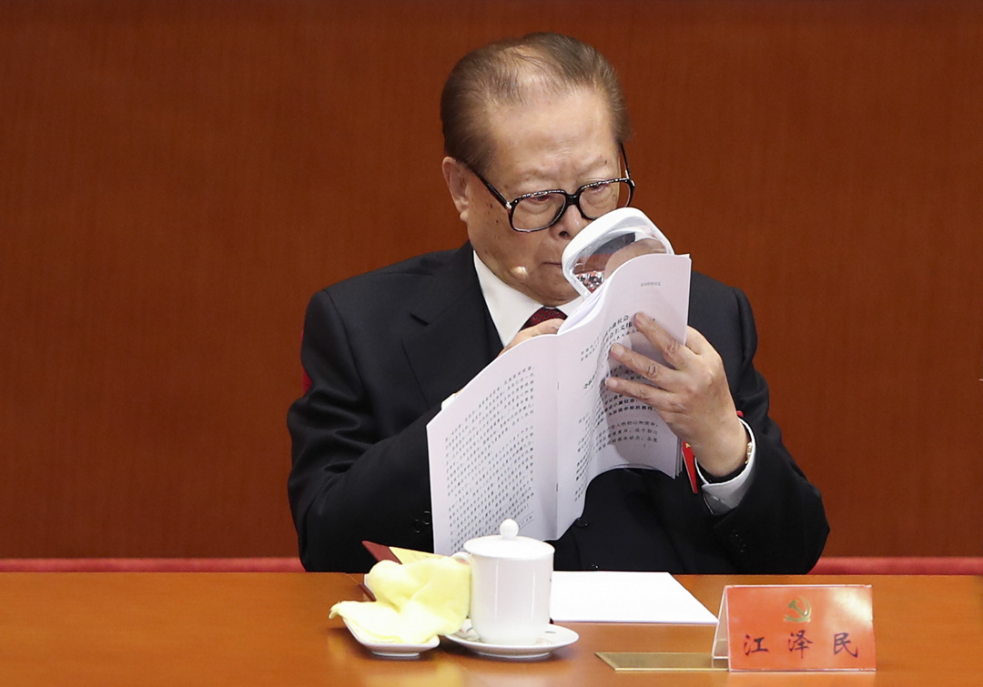 江泽民不能完全按照自己的意愿培养接班人，只能服从邓小平所确立的“隔代指定”的接班人机制，这使得他在任期内贯彻自己的政治意志时受到了时间的限制。