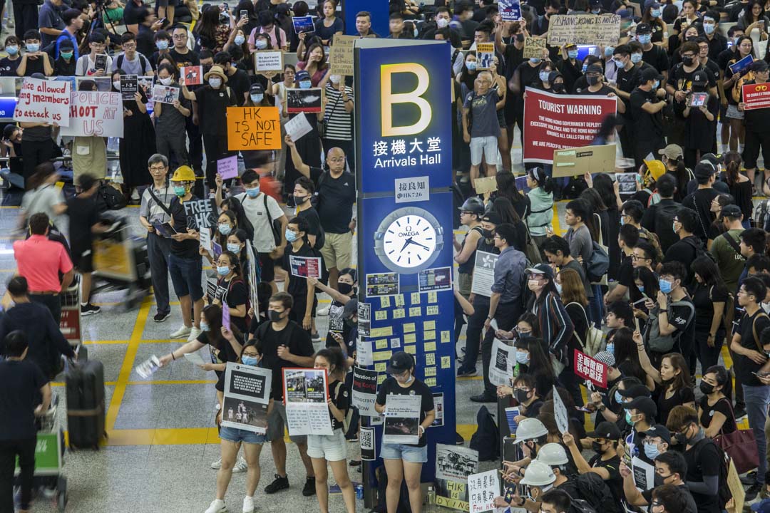 2019年7月26日,航空業界在香港國際機場接機大堂舉辦「和你飛」集會,這是反修例運動的「戰場」首次轉移到機場。