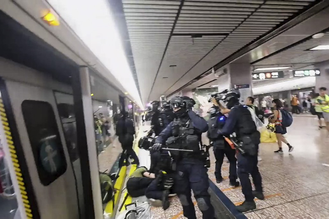 2019年8月31日晚上11时左右,防暴警察在港铁太子站月台及车厢的乘客以无差别的方式施放胡椒喷剂及以警棍殴打。