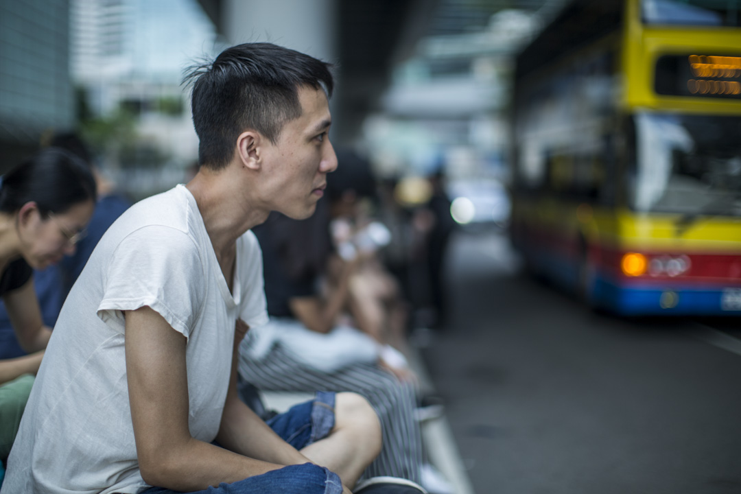 六月下旬的一個早上,黃衍仁在金鐘政府總部外。