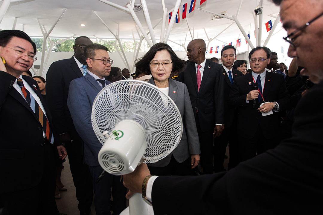 2019年7月13日,在太子港台灣博覽會的一位參展商向台灣總統蔡英文推薦了一個太陽能電風扇。