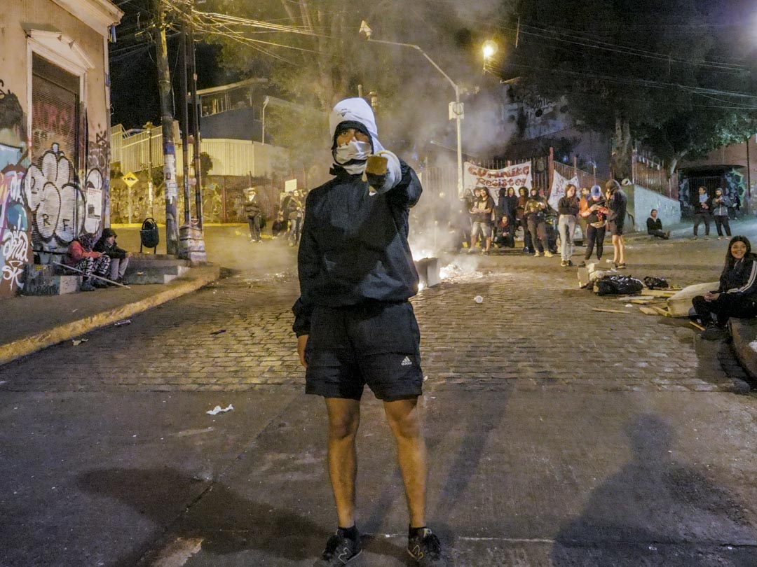 2019年10月25日晚,宵禁時分,智利城市瓦爾帕萊索(Valparaiso)街頭的示威者。