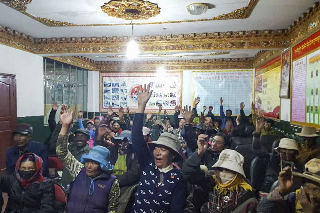 牧民們在群眾大會上舉手表決。