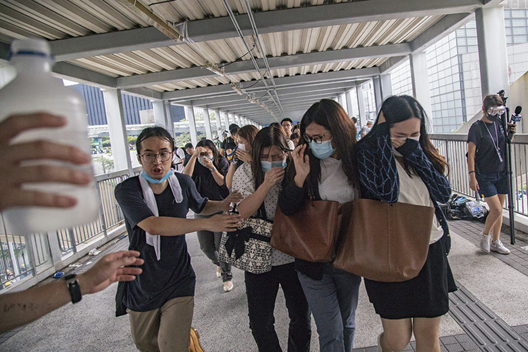 2019年6月12日,警方將催淚彈射上中信大廈外的天橋,途經的行人爭相走避。