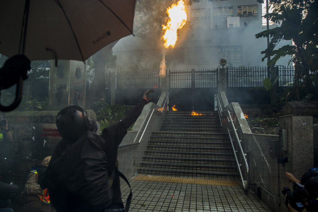 2019年10月20日，示威者向尖沙咀警署投擲氣油彈。