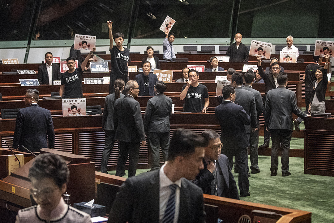 2019年10月16日,林鄭月娥立法會宣讀施政報告,泛民議員示威抗議。