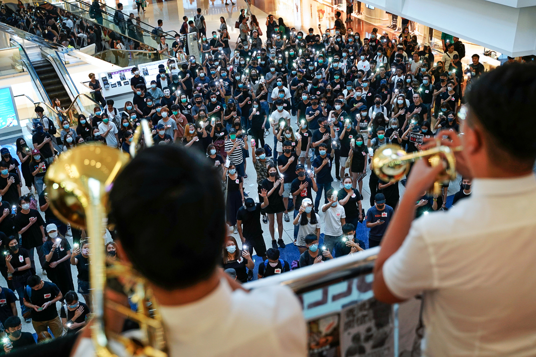 2019年10月2日,九龙塘又一城,市民在合唱《愿荣光归香港》。