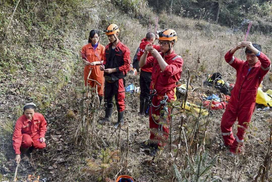 洞穴探险队员赴黄瓜冲天坑探险,下坑前焚香祷告。