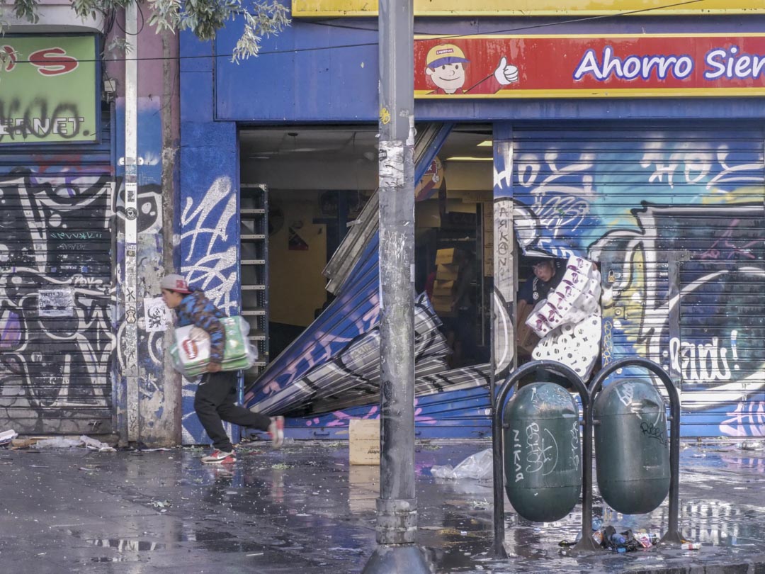 2019年10月25日,智利城市瓦爾帕萊索(Valparaiso)街頭,有人洗劫一家商店。