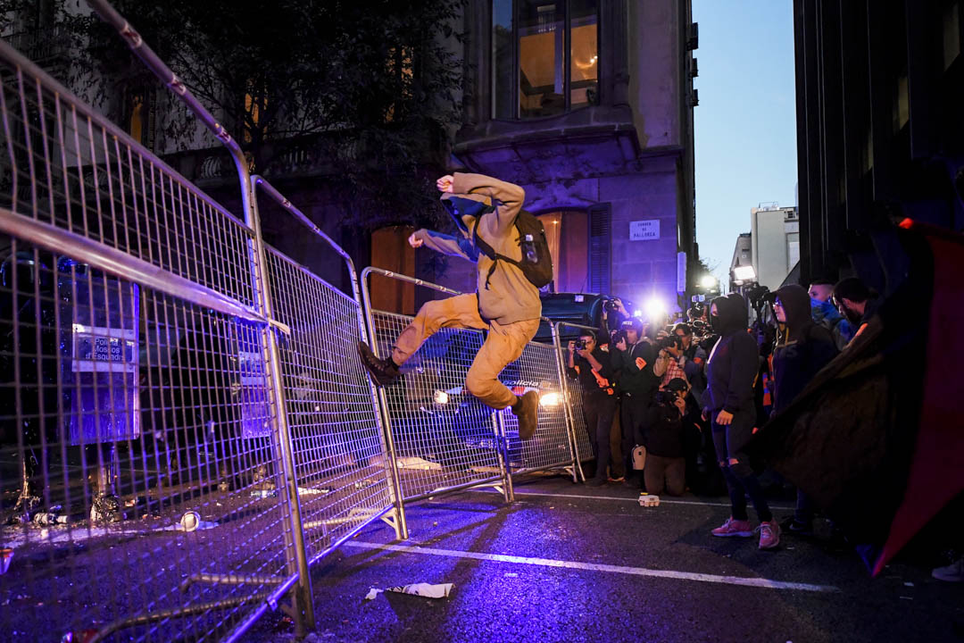 2019年10月15日,巴塞羅拿,一名加泰羅尼亞示威者腳踢著警察路障。